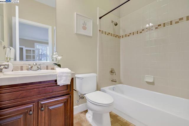 1037 Sunset Creek Ln, Pleasanton CA: https://media.crmls.org/mediaz/d9b187af-d99d-4d15-bc83-ce2fd6ed5c67.jpg
