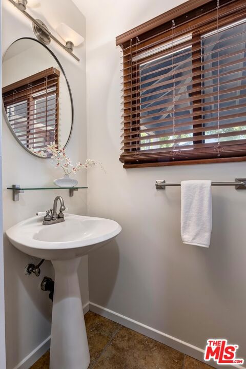 3201 Maplewood Avenue, Los Angeles CA: https://media.crmls.org/mediaz/d9b557a1-10dc-4310-abf7-87a53c245841.jpg