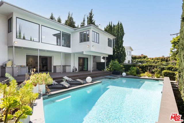1256 Beverly Green Drive, Beverly Hills CA: https://media.crmls.org/mediaz/d9b63f26-4e97-4ebc-8d56-30cc76b3e54d.jpg