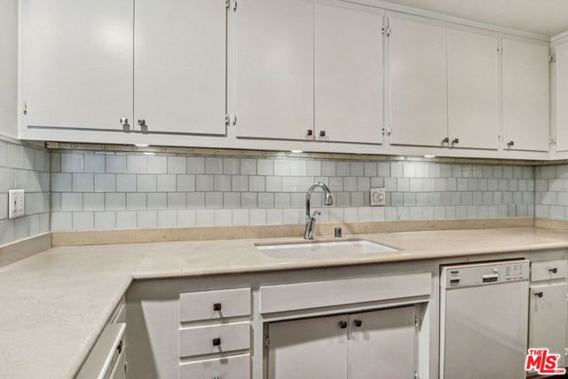 1400 N Sweetzer Avenue, West Hollywood CA: https://media.crmls.org/mediaz/d9b77783-6081-46a1-832a-7371821c0fe3.jpg