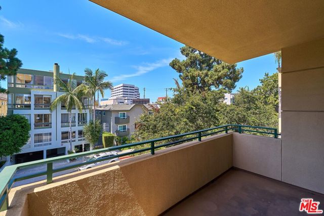2230 S Bentley Avenue, Los Angeles CA: https://media.crmls.org/mediaz/d9b7ed48-2c5c-44ea-99d2-2e7910d34d73.jpg