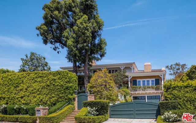 1667 Amalfi Drive, Pacific Palisades CA: https://media.crmls.org/mediaz/d9b86faf-b4c1-4e01-a978-47a41f971896.jpg