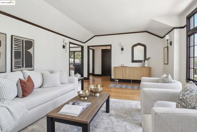 2900 Sheffield Ave, Oakland CA: https://media.crmls.org/mediaz/d9b8be2d-9ca1-46c7-94e1-5e322384c312.jpg