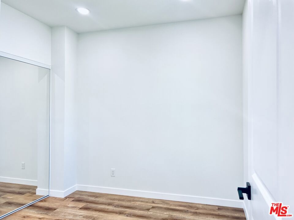 https://media.crmls.org/mediaz/d9b9d715-c7f1-483f-9133-ae5aafb76b04.jpg?preset=X-Large