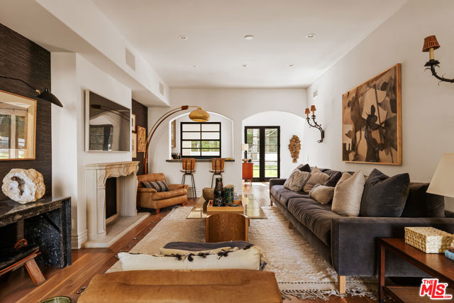 3901 Longridge Avenue, Sherman Oaks CA: https://media.crmls.org/mediaz/d9bba6a6-bbff-4d3f-acac-ae0eeeac7b8f.jpg