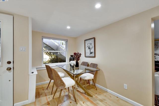 148 Auburn St, San Rafael CA: https://media.crmls.org/mediaz/d9bc5245-0e89-434e-8384-6237cc381876.jpg