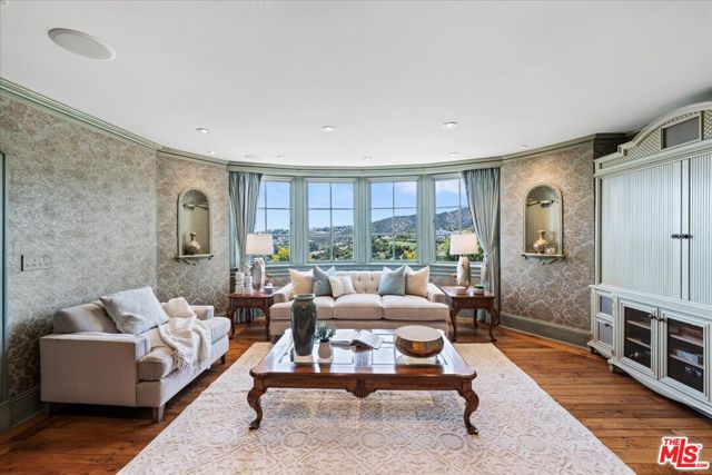 19000 Dorlon Drive, Tarzana CA: https://media.crmls.org/mediaz/d9bda45e-16d6-423e-b367-60852263f5c5.jpg
