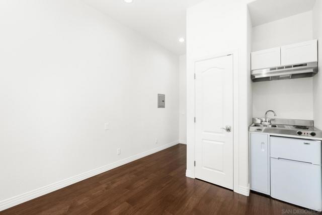 616 Marlin Ln, Carlsbad CA: https://media.crmls.org/mediaz/d9bf1ae4-8785-43da-8785-b33c4600f704.jpg