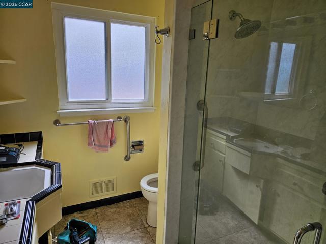 Image 19 of 38 For 627 Kern St  