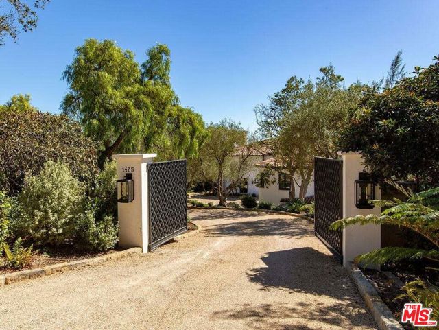 1475 E Mountain Drive, Santa Barbara CA: https://media.crmls.org/mediaz/d9bfe9c3-00f4-4ba6-bdd9-bf7c81c1ef3a.jpg