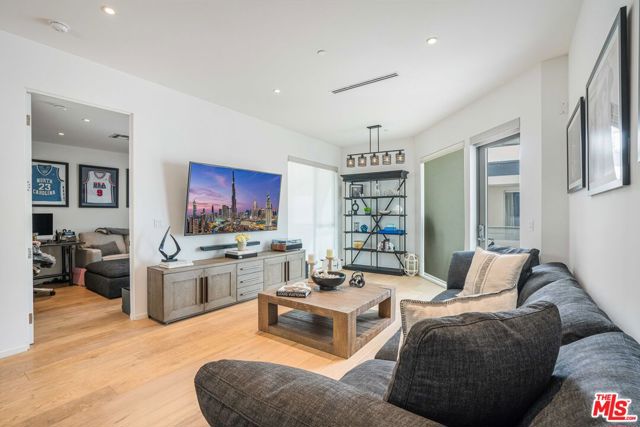 1030 N Kings Road, West Hollywood CA: https://media.crmls.org/mediaz/d9c1c3fe-5c9e-41e7-bcb3-fcef175a4116.jpg