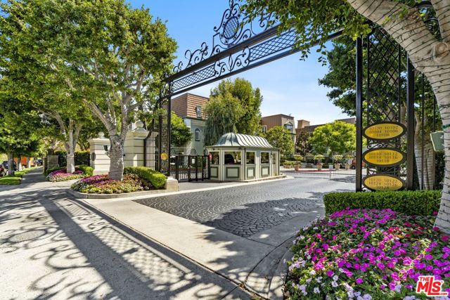 10118 Empyrean Way, Los Angeles CA: https://media.crmls.org/mediaz/d9c23116-3d2c-45ce-a914-3cfb17e60c60.jpg