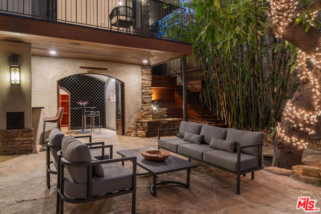 2444 Lyric Avenue, Los Angeles CA: https://media.crmls.org/mediaz/d9c26dbb-d811-4e65-805f-d9298c97f8f8.jpg