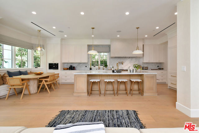 416 21st Place, Santa Monica CA: https://media.crmls.org/mediaz/d9c3f30f-ce9c-445f-a7be-a1b396fbd41e.jpg