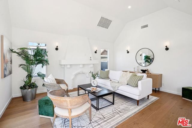 4438 W 28th Street, Los Angeles CA: https://media.crmls.org/mediaz/d9c45a36-e3bc-4615-8a2b-879ff7e0c391.jpg