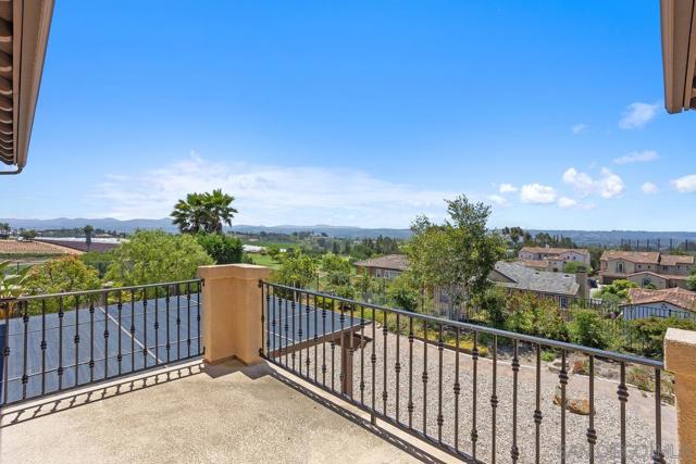 5029 Medalist Ct, Oceanside CA: https://media.crmls.org/mediaz/d9c464bd-d0bd-457c-a19c-9230dddb1acf.jpg
