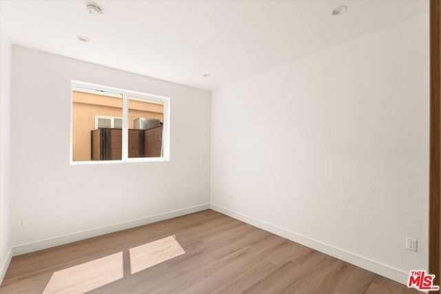 5910 1/2 Mammoth Avenue, Sherman Oaks CA: https://media.crmls.org/mediaz/d9c4e6d2-20f7-44e0-b1bc-4932fe94e72e.jpg