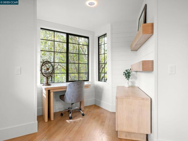 125 Sleepy Hollow Ln, Orinda CA: https://media.crmls.org/mediaz/d9c525f0-5660-4763-b68f-2627283ee2e5.jpg