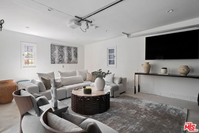 616 21st Street, Santa Monica CA: https://media.crmls.org/mediaz/d9c57cbd-8fc8-4dc1-8557-323a80489340.jpg