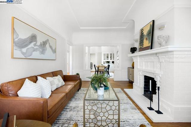 300 Somerset St, San Francisco CA: https://media.crmls.org/mediaz/d9c58777-ee86-438e-a8af-17a014b5a0d1.jpg