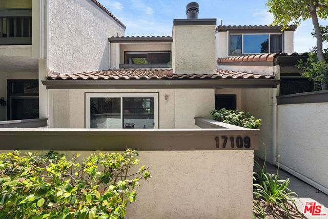 17109 Palisades Circle, Pacific Palisades CA: https://media.crmls.org/mediaz/d9c9ef6b-3304-4ea5-b42b-bedd8595663c.jpg