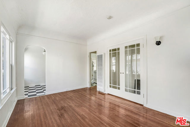 3370 Hamilton Way, Los Angeles CA: https://media.crmls.org/mediaz/d9ca04e1-09e5-40b0-832e-8ef1ac5fa7f8.jpg
