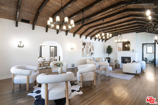 336 N Orange Drive, Los Angeles CA: https://media.crmls.org/mediaz/d9cb6248-78f4-4d22-a54d-caa9b727474a.jpg