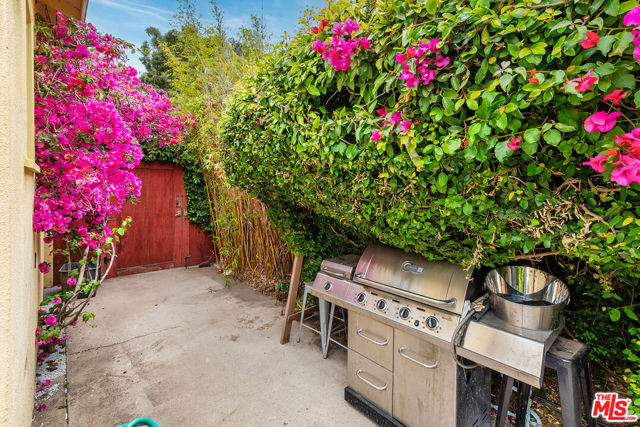 3761 Ashwood Avenue, Los Angeles CA: https://media.crmls.org/mediaz/d9cb8db2-a7af-43cd-a57b-084d68ae6481.jpg