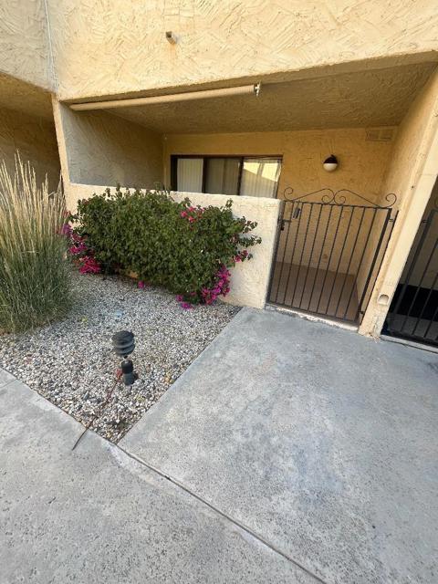 5300 E Waverly Drive, Palm Springs CA: https://media.crmls.org/mediaz/d9cbb434-0450-4a67-88b1-f067901bcb09.jpg