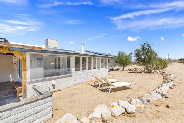 7648 Araby Avenue, 29 Palms CA: https://media.crmls.org/mediaz/d9cbd5ba-f96d-4885-b9ca-82684174cd08.jpg