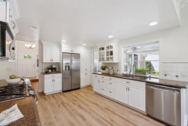 7467 Sundrop Ct, Pleasanton CA: https://media.crmls.org/mediaz/d9cc10b5-28e5-4d59-a0a5-7ff7256ae19e.jpg