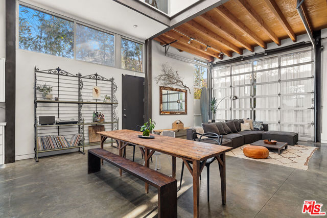 25 Brooks Avenue, Venice CA: https://media.crmls.org/mediaz/d9cc33fd-6126-4f2d-8b8a-80386fd753cc.jpg