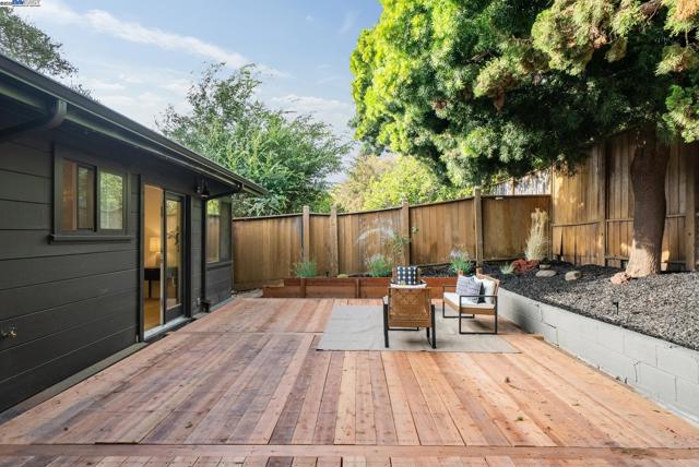 201 Amherst Ave, Kensington CA: https://media.crmls.org/mediaz/d9cc518c-4427-4a78-9641-3cb66b4da9eb.jpg