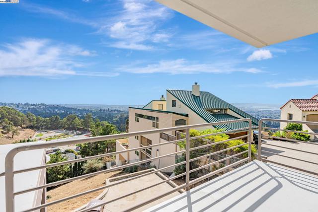 1522 Grand View Drive, Berkeley CA: https://media.crmls.org/mediaz/d9cca43b-7e77-4d33-94c9-5baf71336639.jpg
