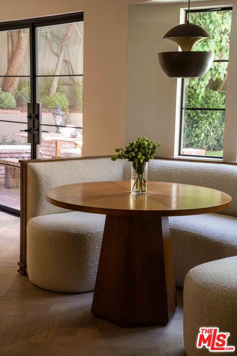 1364 Londonderry Place, Los Angeles CA: https://media.crmls.org/mediaz/d9ccdee5-4baa-4bab-b76c-8cd8ce49cbab.jpg