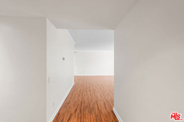 818 S Lucerne Boulevard, Los Angeles CA: https://media.crmls.org/mediaz/d9cd9bd7-df17-4be6-b050-63e848744fd6.jpg