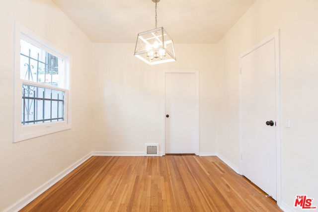 181 S Sycamore Avenue, Los Angeles CA: https://media.crmls.org/mediaz/d9cdcd1d-2455-4bcd-80c3-bd048ccdab39.jpg