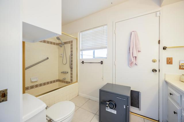 26463 Hamre Pl, Hemet CA: https://media.crmls.org/mediaz/d9cf4bc4-27bc-460d-bbed-7992731142bd.jpg