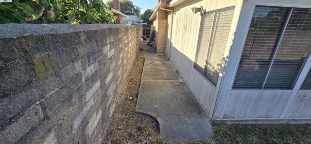 1661 Minnesota St, Fairfield CA: https://media.crmls.org/mediaz/d9cf9750-3a11-43dd-becf-9dc8ebfb8fb0.jpg