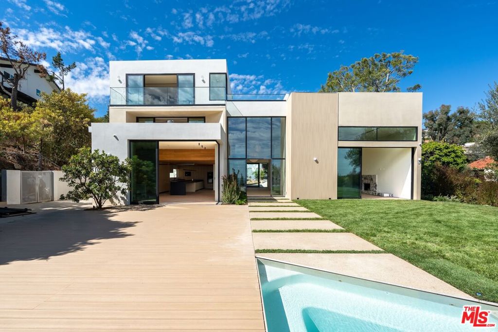 2501 Banyan Drive — architectural residence
