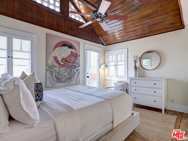 111 Dudley Avenue, Venice CA: https://media.crmls.org/mediaz/d9d0151e-0131-4449-a9c6-4672fdc78620.jpg