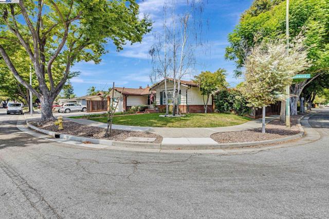 903 Lanewood Dr, San Jose CA: https://media.crmls.org/mediaz/d9d10ee5-52d6-4d23-99c2-8f169bbaaf0b.jpg