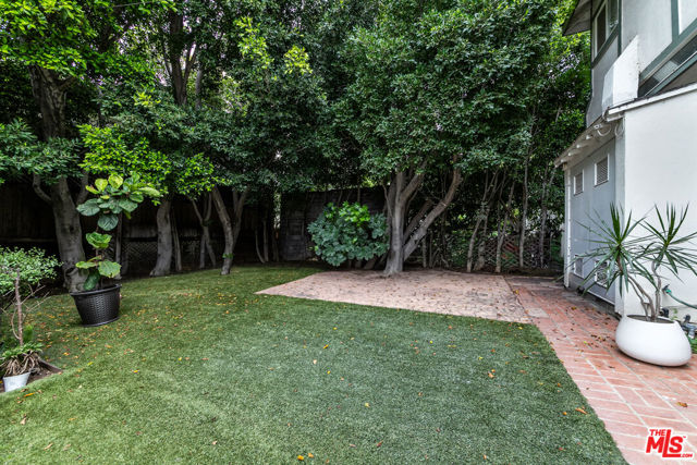 1358 Holmby Avenue, Los Angeles CA: https://media.crmls.org/mediaz/d9d12fe2-f20e-4c3f-8b17-3a1831a6d61e.jpg
