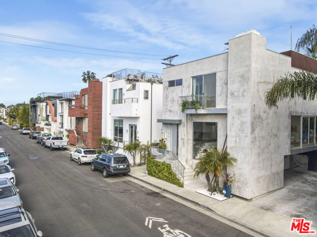 657 Mildred Avenue, Venice CA: https://media.crmls.org/mediaz/d9d159e3-ff9a-4aed-a099-4c0cd99e5713.jpg