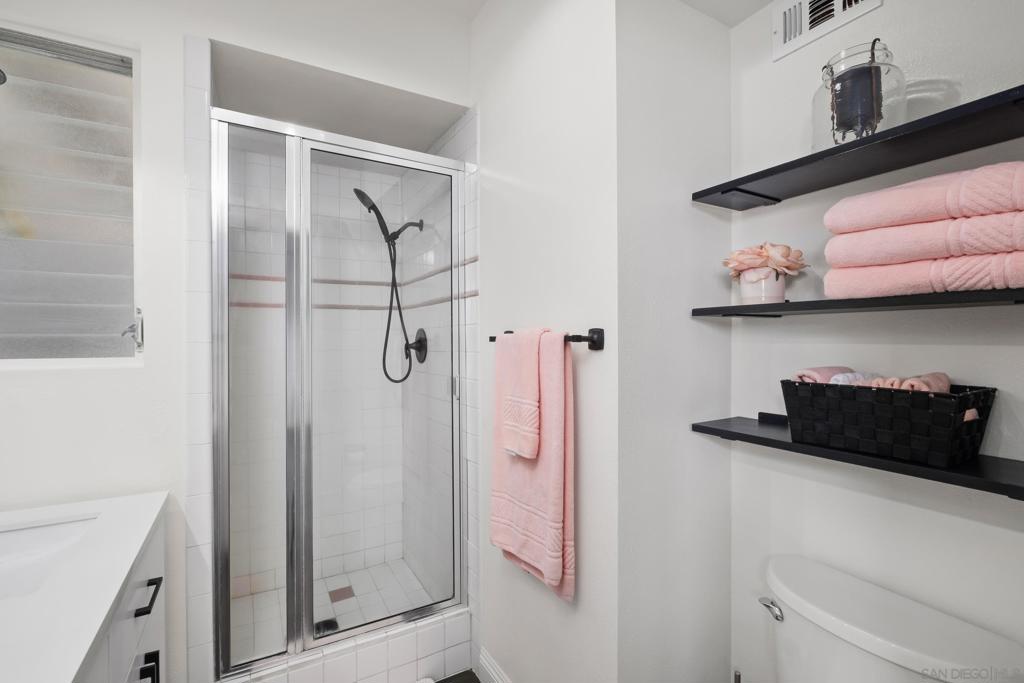 https://media.crmls.org/mediaz/d9d175be-e18d-43c5-a127-da5293f9c847.jpg?preset=X-Large
