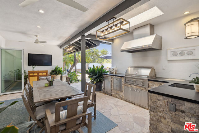 18141 Green Meadow Drive, Encino CA: https://media.crmls.org/mediaz/d9d1def6-fd50-40b3-8817-5097a274d271.jpg