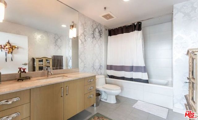 530 S Hewitt Street, Los Angeles CA: https://media.crmls.org/mediaz/d9d26542-0a98-4e8b-a395-7cf15fbbe0cf.jpg