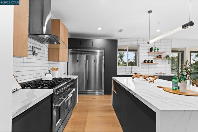 9 Turner Ct, Oakland CA: https://media.crmls.org/mediaz/d9d4a5e6-8bec-445f-bff4-8b216fe7f59c.jpg