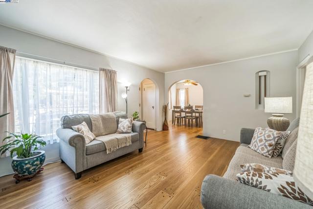7525 Circle Hill Dr, Oakland CA: https://media.crmls.org/mediaz/d9d508a5-f033-40f1-90c4-835b3d920b75.jpg