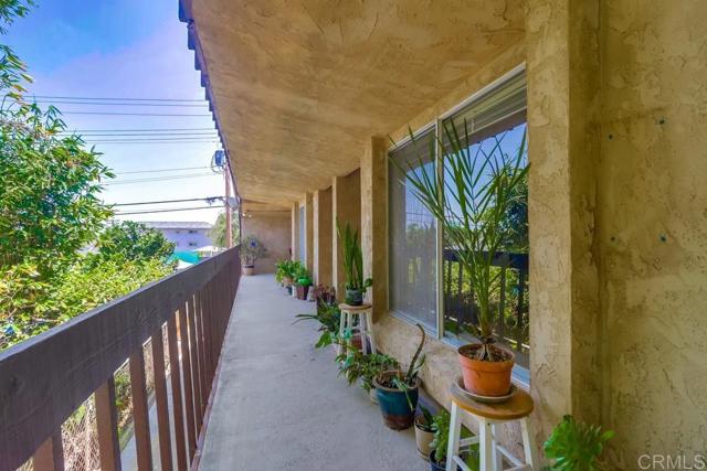 Detail Gallery Image 4 of 37 For 1762 Locust St #4,  San Diego,  CA 92106 - 2 Beds | 2/1 Baths
